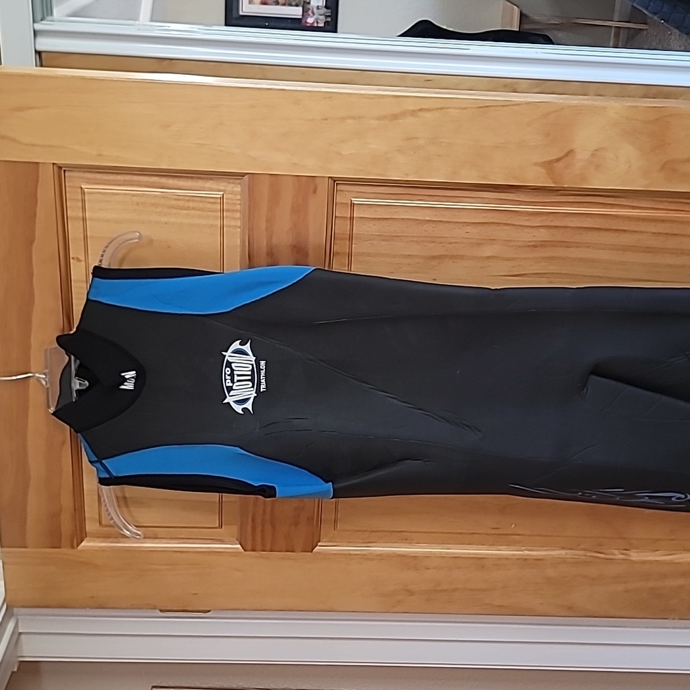 PRO Motion Triathlon Wetsuit Size 8 95% Neoprene 5% Nylon Worn 1 time